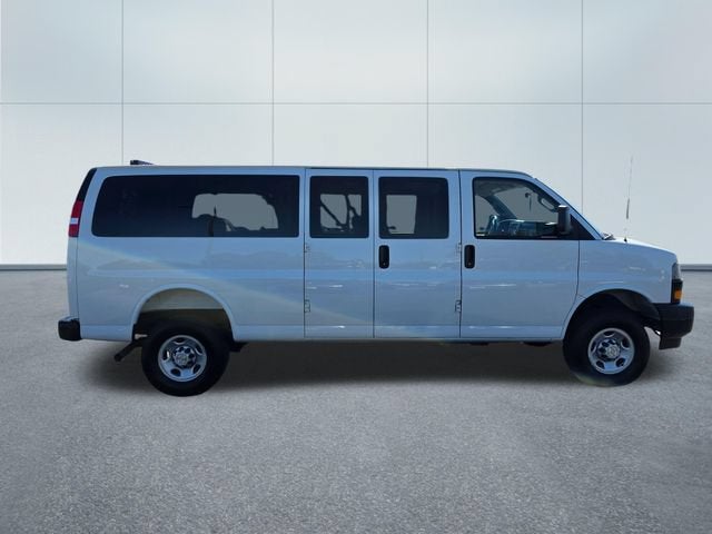 2025 Chevrolet Express Passenger 1LS